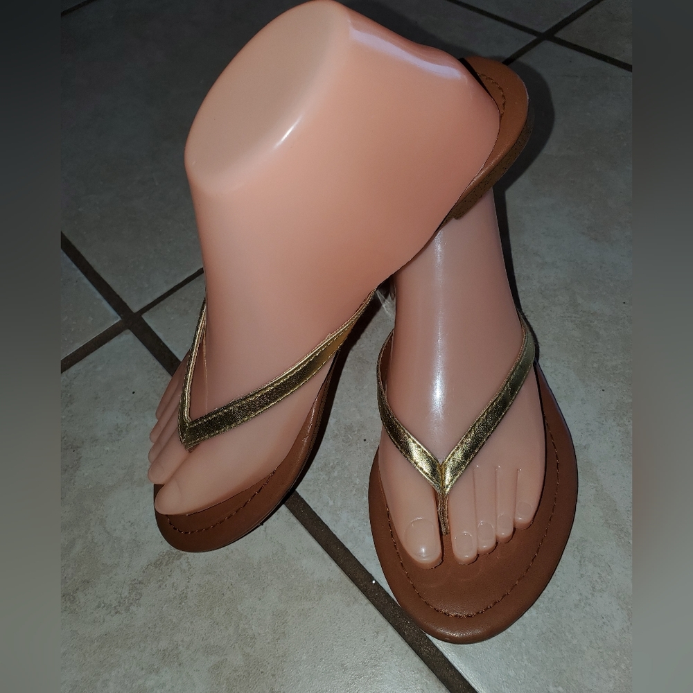 Colin Stuart Metallic gold thong sandals.  Size 8. - Picture 2 of 5